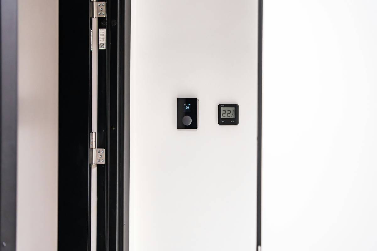 Chart showing 68% of homeowners desire adaptive decor vs. only 12% using digital signage
