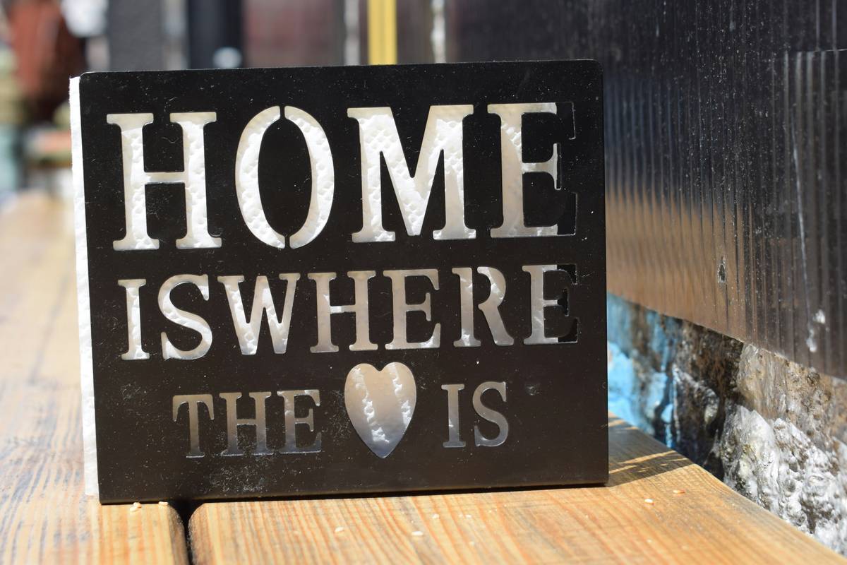 Bar chart showing 68% of homeowners choose vintage signage for its conversational value, per Houzz 2023 report