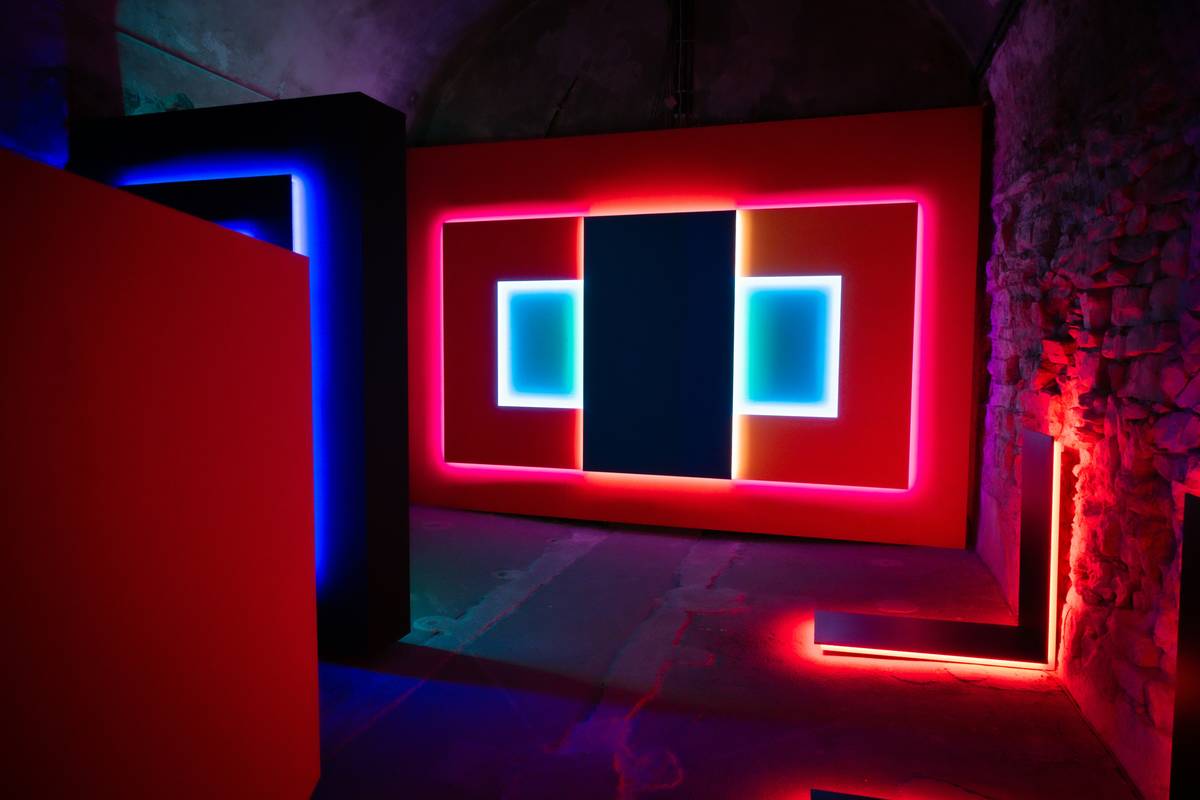 Before and after using digital signage services for events with smart mirrors in home decor